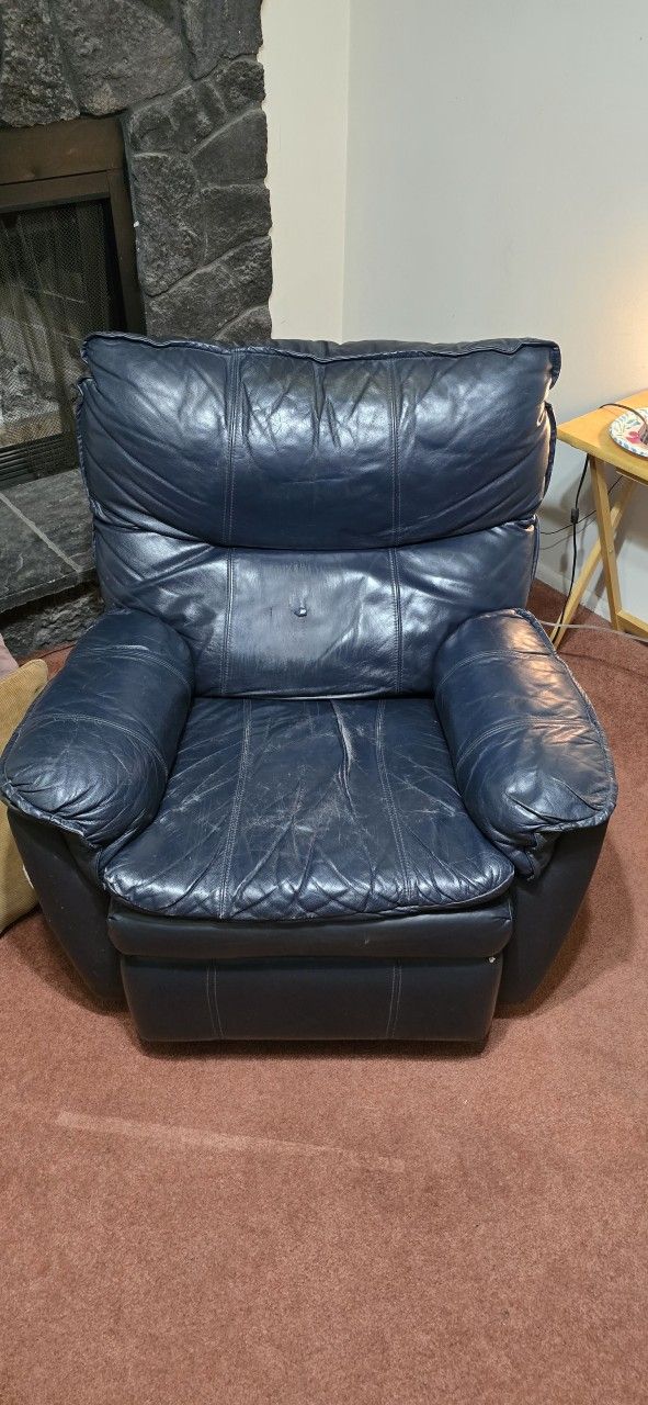 RC WILLEY BLUE LEATHER RECLINER