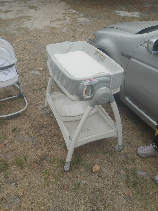 Gerber Baby Bassinet And Changer In One 