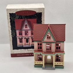 New Hallmark Ornament Series Nostalgic Christmas 1996 Victorian Painted Lady

Brand new Ornament,  never displayed

13th in series - Nostalgic Houses 