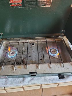 Coleman 2 burner propane stove Good Cond with full propane