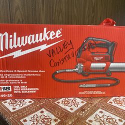 Milwaukee M18 Cordless Grease Gun Tool Only 14 oz