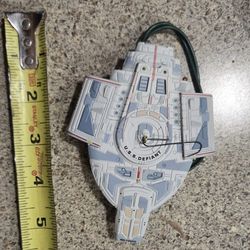 1997 Hallmark Ornament MAGIC U.S.S.Defiant Star Trek
Deep Space Nine LIGHT