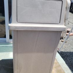 Rubermaid  Trash Can Comercial