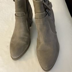 Women Boots Size  7 $$ 10 