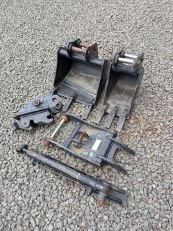 2 Ton Mini Excavator Buckets, Coupler and Thumb