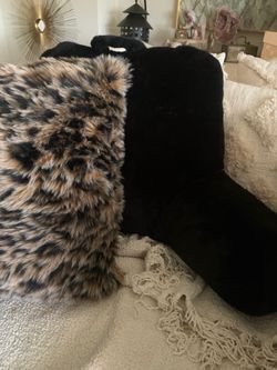 Pillows , throw blanket and sheets