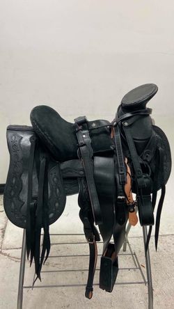 Montura charra con fuste forrado de cuero