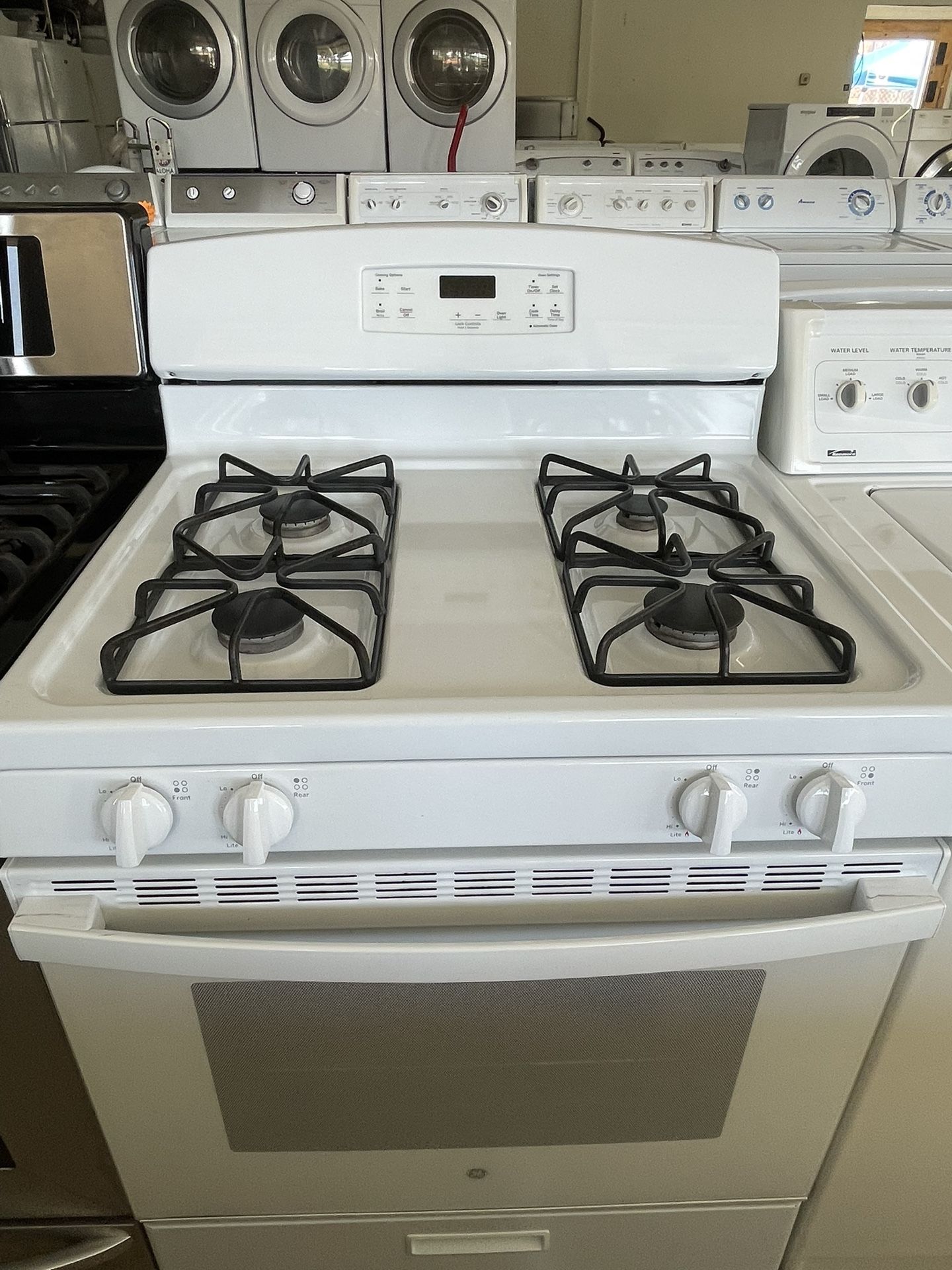 White G.E Four Burner Gas Shove In Excellent Condition