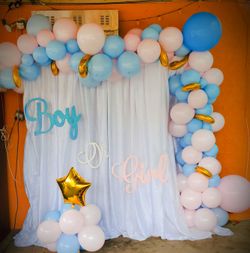 Balloons garland gender reveal blue and pink