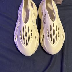 Yeezy foam runners sulfur