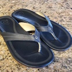 Like new Olukai Wana Womens Sz 9 Black Leather Sandals,  cost $120, sell