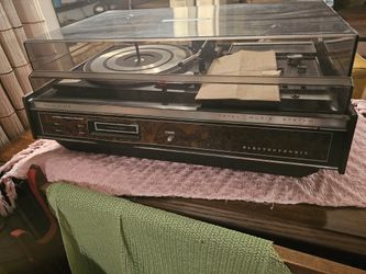 Vintage record player/8-track player