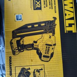 DeWalt Cordless 20v Angled Finish Nailer Kit