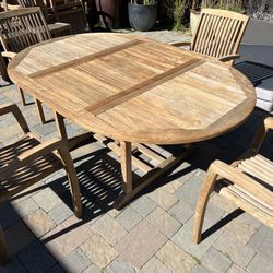 Round Expanding Teak Table (wooden duck) & 4 stacking teak chairs (mcgill teak brand)  Located in concord Recently cleaned l, sanded and teak oiled Te