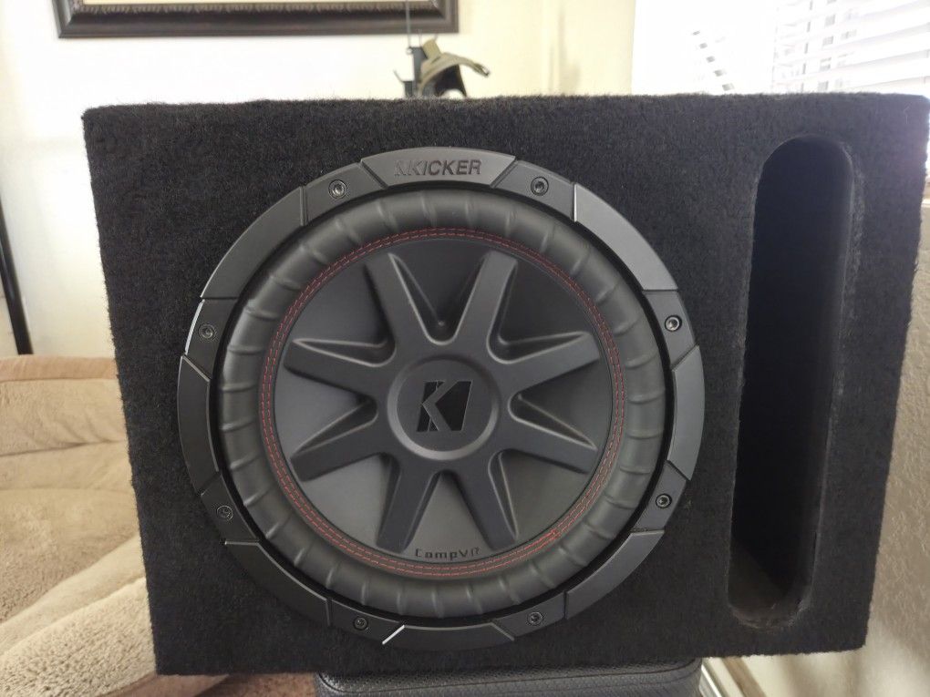 Kicker CompVR 10inch SUB and CERWIN-VEGA 1000w Amp