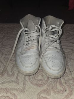 Woman's High top Jordan's size 10
