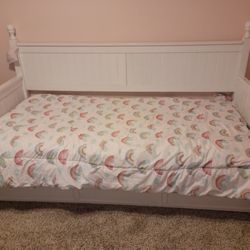 Day Bed And Dresser With Trundle