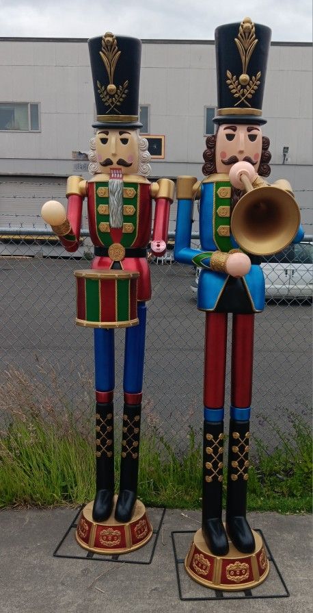 Set Of 2 8 Foot Nutcrackers In VG Condition Except 1 Forearm And Both Power Suplies Were Lost