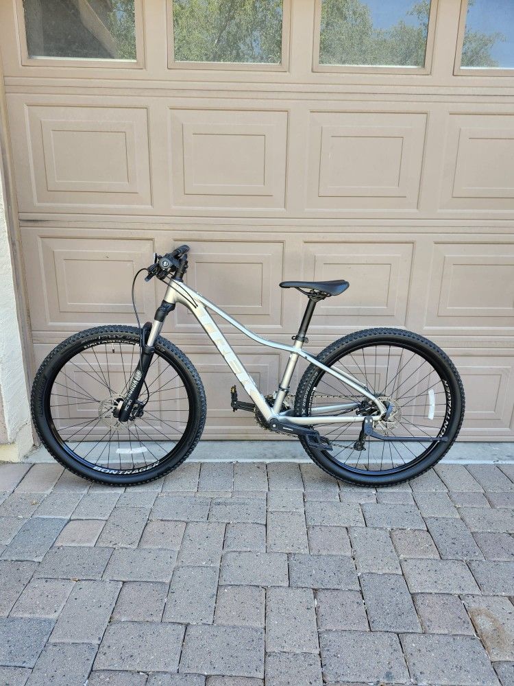 TREK MARLIN 7 MOUNTAIN BIKE 27.5 INCH PRELOAD ROCKSHOX LOCKOUT LIKE NEW