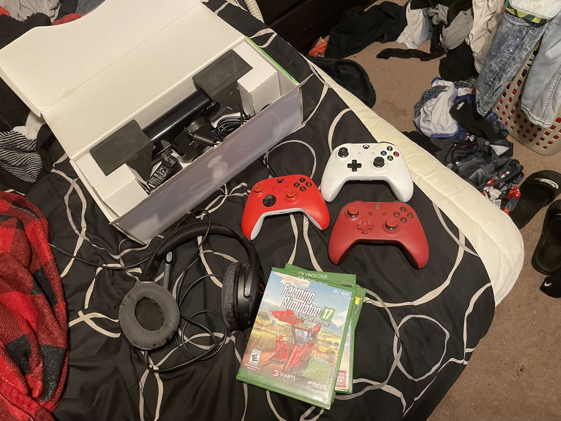 Xbox Lot 3 Controllers 3 Games And Kinect 