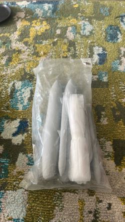 Se trata de un conjunto de piezas de repuesto para maquetas de aviones, específicamente para modelos de F-18 Hornet.