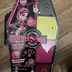 Monster High • Skulltimate Secrets Neon Frights • Draculaura  Doll •