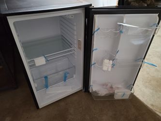 BRAND NEW Mini-Fridge (Magic Chef, 4.4-Cu. Ft.)