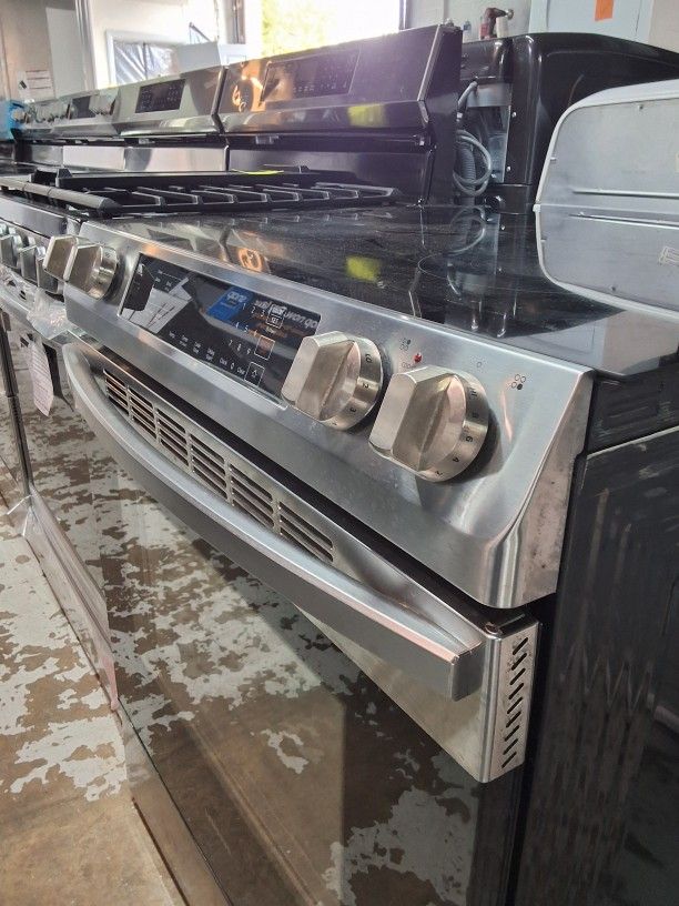 Samsung 30 Inch Wide 6.3 Cu. Ft. Slide In Electric Range with