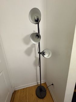 Modern 3-Head Adjustable Floor Lamp – Like New