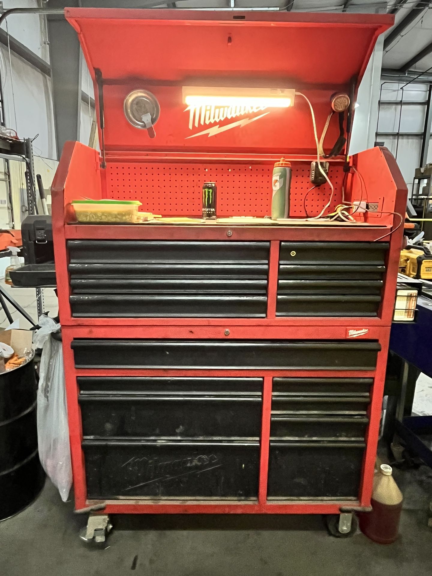 Milwaukee Tool box With Hutch