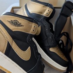 Air Jordan 1 Retro High OG GS in the colorway Black/Metallic Gold/Sail 