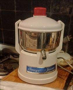 Omega Fruit and Vegetable Juicer Model 1000