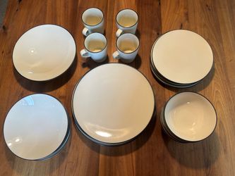 Crate&Barrel Kita Ivory Crackled China (4 settings, 5 pieces + Serving Bowl)