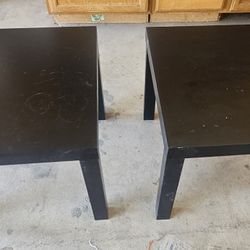 SET OF 2 BLACK SIDE TABLES 