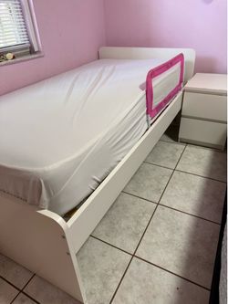 Cama Twin con colchón , cover hipoalergénico y una mesita de noche .