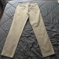 Lululemon ABC pants Tan chino pants with a relaxed fit #chinos #menswear