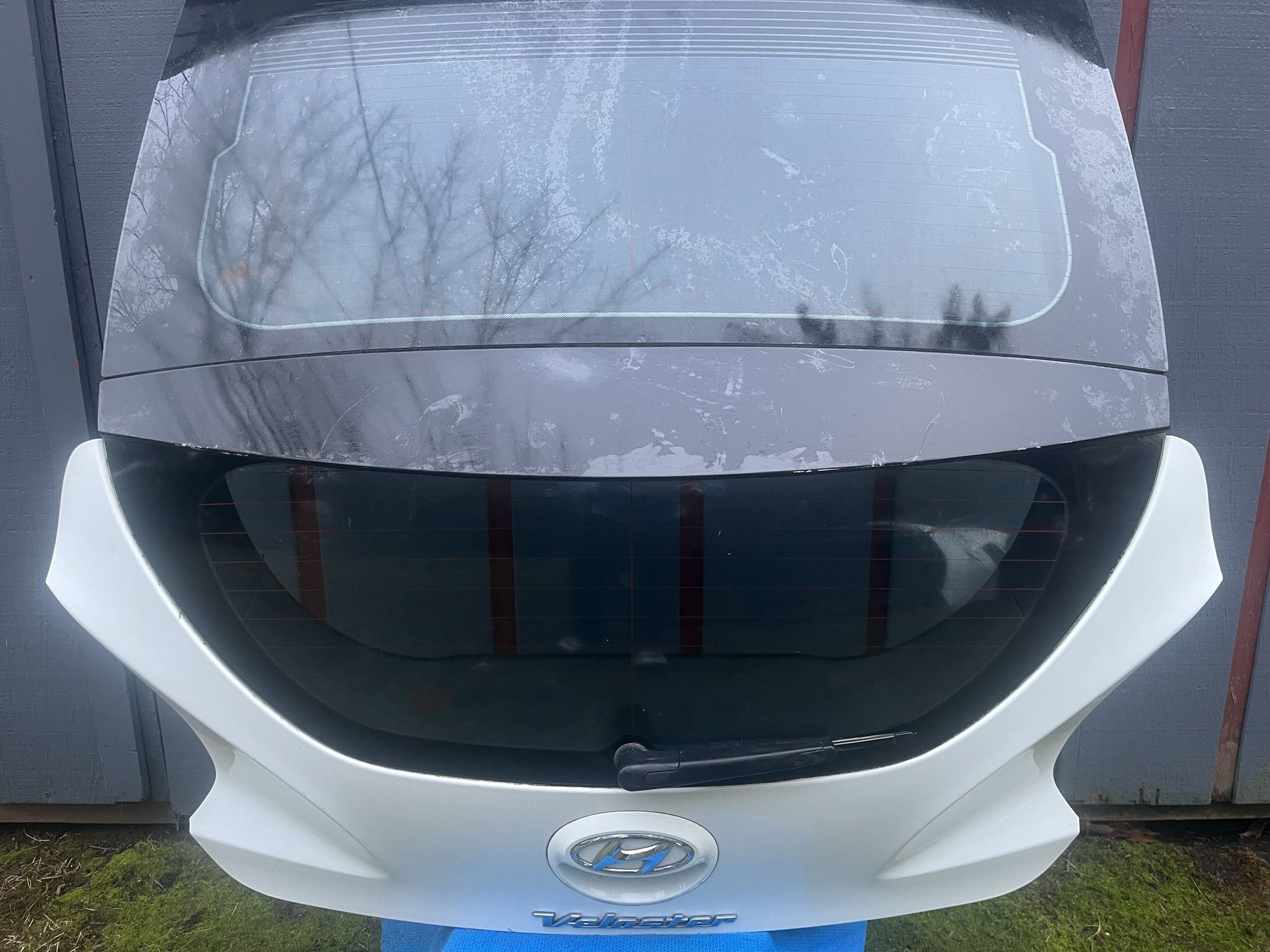 Hyundai Veloster 2013 White Tailgate Hitch Trunk OEM