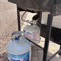 Outdoor grill with 2 propane tanks