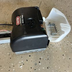 Genie Garage Door Opener model 2028B