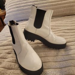 Women's Ankle Boots. Size 8 White With Stretchy Slip In Sides. Like New.
