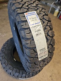 New set of tires bfg all terrain 265 75 16 lt
