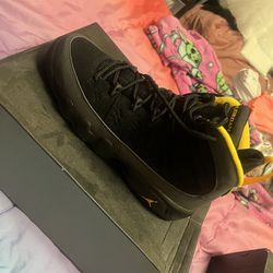 Jordan 9 Dark Charcoal University Gold gradeschool size 6.5