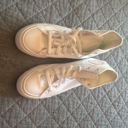 Converse Woman Size 6 Never Worn  🏆 