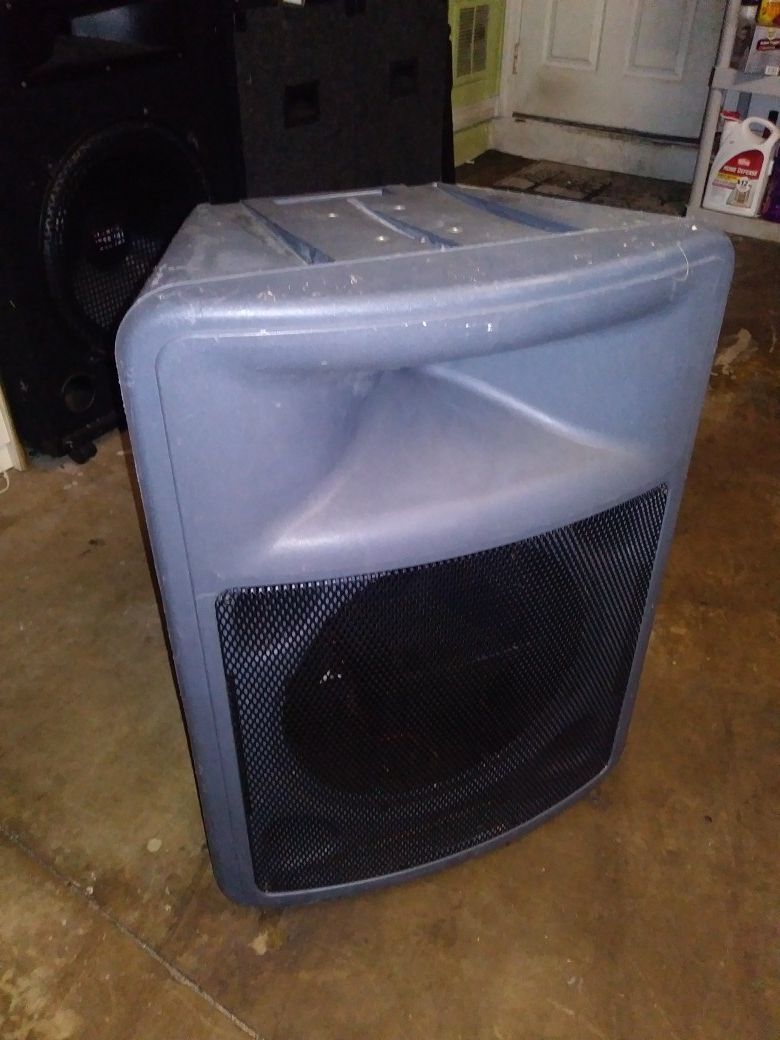 Speaker box 15" https://offerup.com/redirect/?o=cGV2ZXkubm8= speaker.