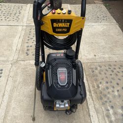 DEWALT 3300 PSI 2.4 GPM Gas Pressure Washer with Honda GCV200 Engine, Heavy-Duty Commercial Cold Water Power Cleaner Good Condition Like New 