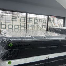 KING SIZE SIMMONS BEAUTYREST BLACK C CLASS (FIRM) MATTRESS & BOX SPRINGS BED SET