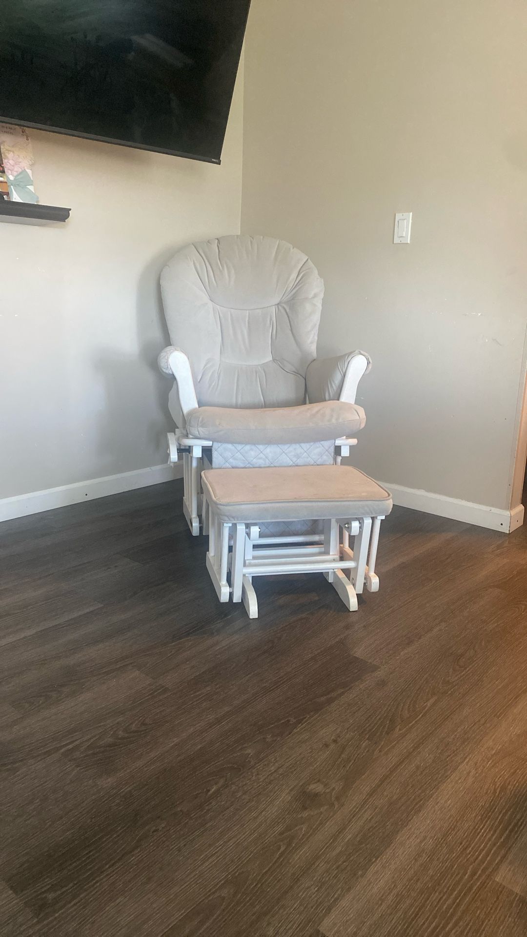 Brisbane Nursery Glider w/Ottoman