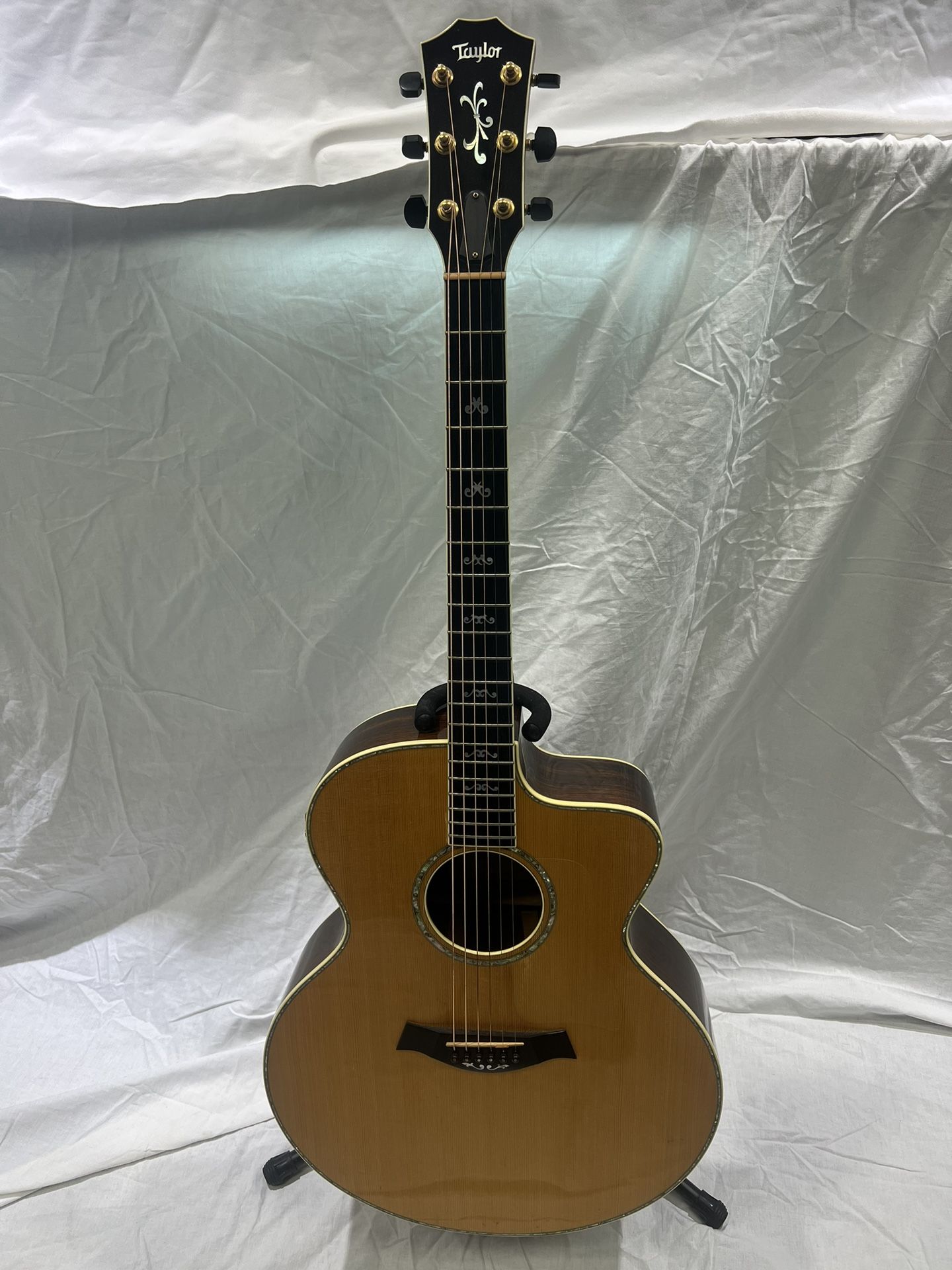 Taylor 915 CE Electric/Acoustic Guitar 