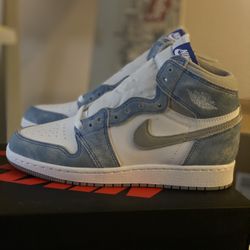 Jordan 1 Hyper Royal