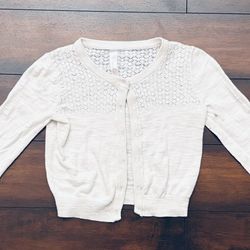 Little Girls Clothes White Cream Long Sleeved Cardigan Sweater Size 7/8 It’s Free But Has A Few Tears That Maybe You Can Fix 